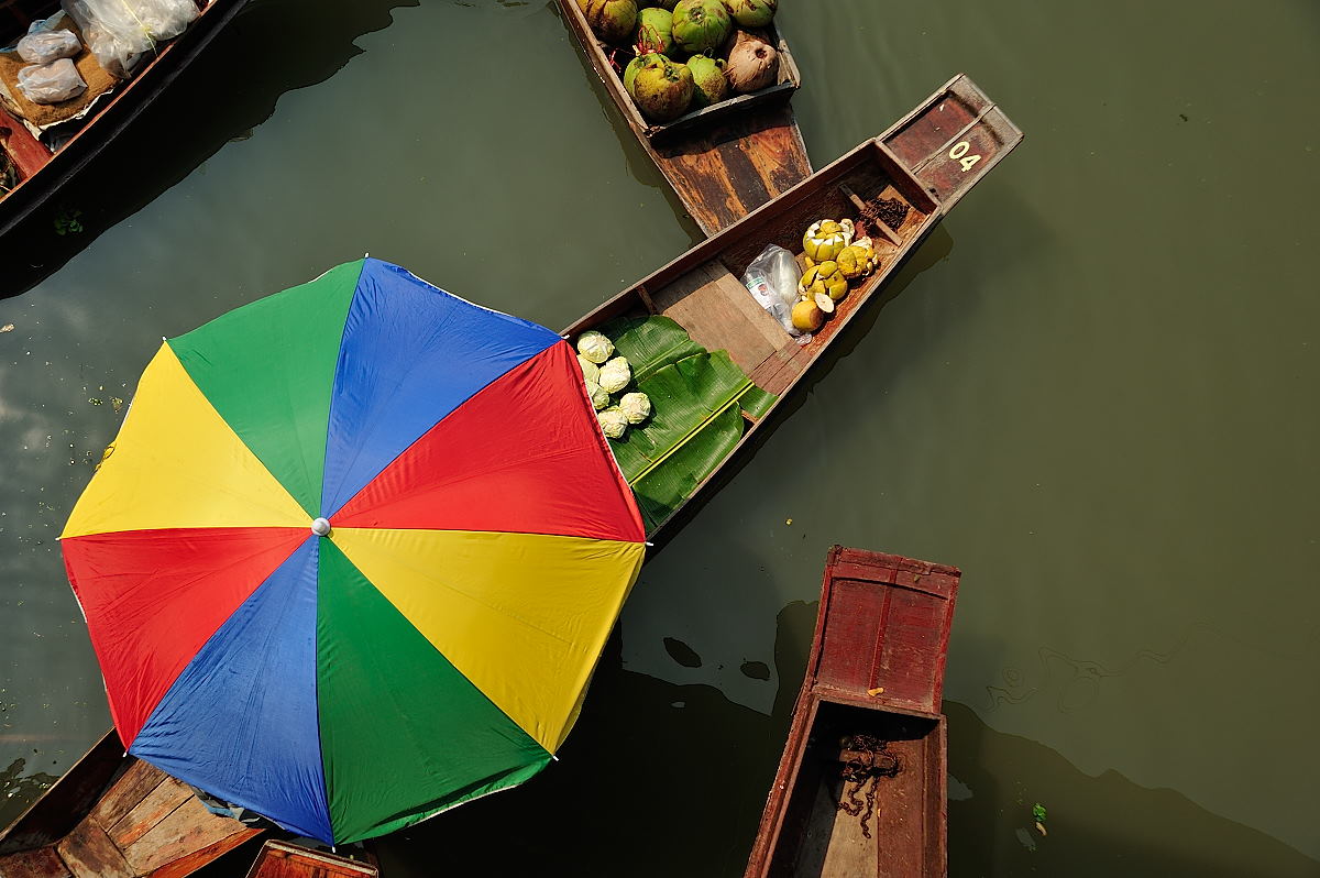 Authentic local life at Tha Kha floating market. Visit it on our private floating market tours from Bangkok.