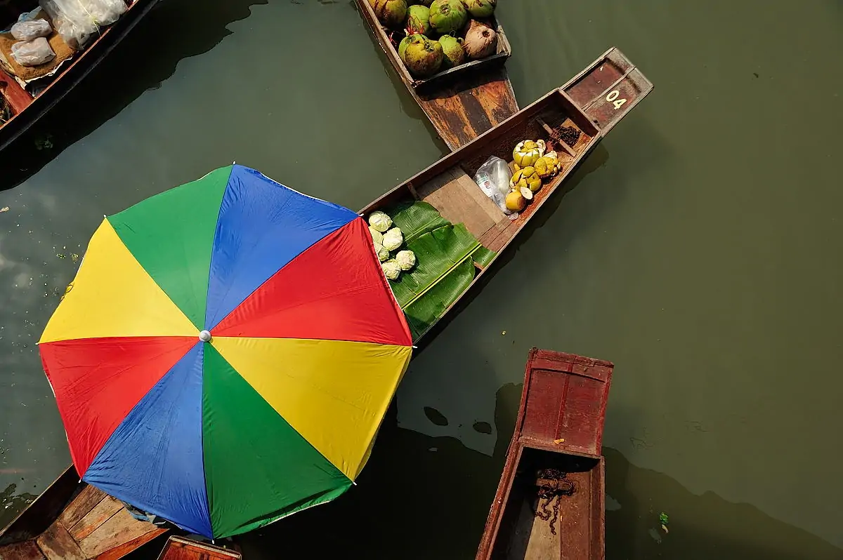 Authentic local life at Tha Kha floating market. Visit it on our private floating market tours from Bangkok.