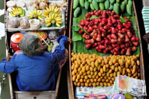 Visit Damnoen Saduak floating market on a tour from Bangkok ✅. Vendors on rowing boats sell local snacks, fruits, and "boat noodles".