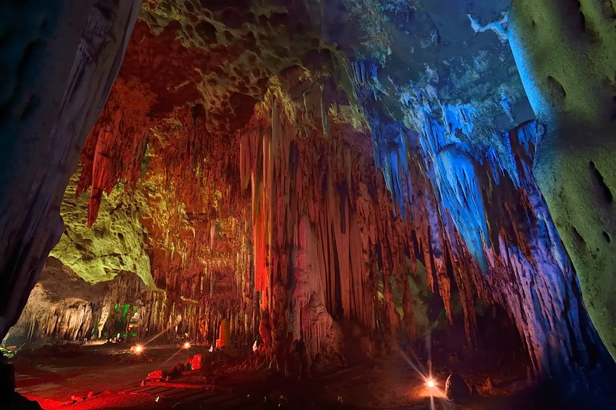 Colourful light in Tham Khao Bin cave