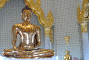 Visit Wat Traimit (Golden Buddha temple) on a Bangkok tour. The highlight at this temple in Chinatown is the 5.5 ton pure gold Buddha image.