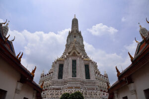 Visit Wat Arun (Temple of Dawn) on a Bangkok tour. Its pagoda is a famous landmark of Bangkok, located on the banks of Chao Phraya river.